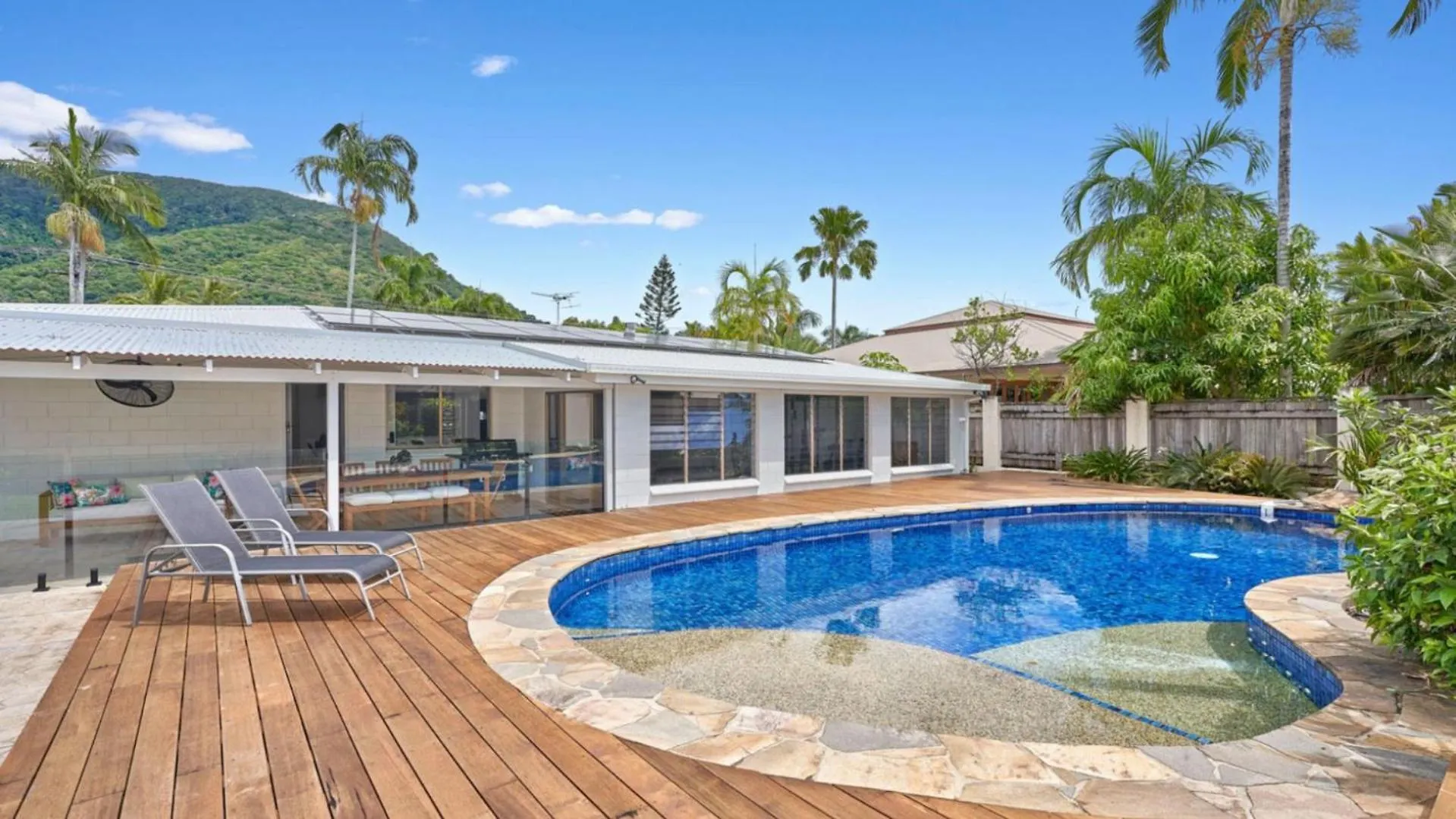 Coconut And Lime - Palm Cove Villa